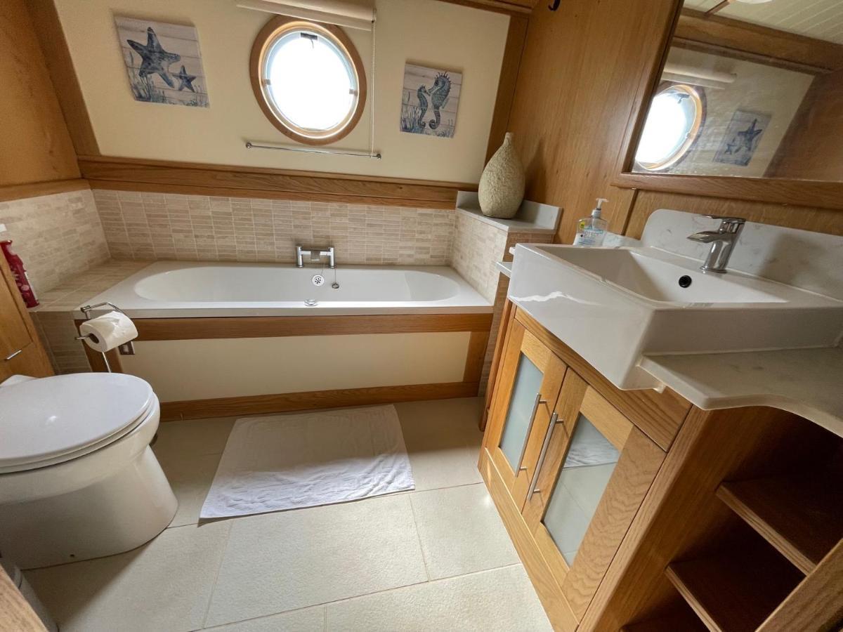 Luxury Boat - The Thistle Dream Ъксбридж Екстериор снимка